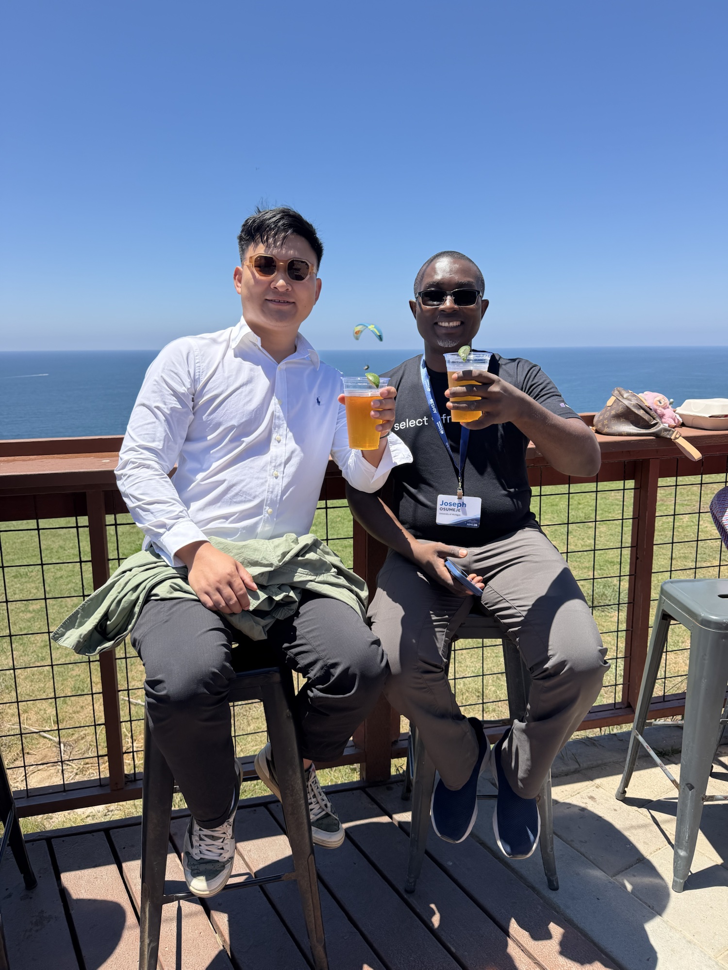 Xin Wei with a fellow AIMS26 participant overlooking the Pacific Ocean